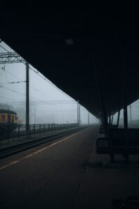 霧に包まれた朝の駅ホーム