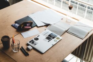 木製テーブルに置かれたMacBook