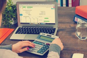 IPO準備企業の経理転職で決算資料と内部統制を確認するイメージ
