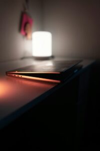 木製デスクに置かれたノートPC