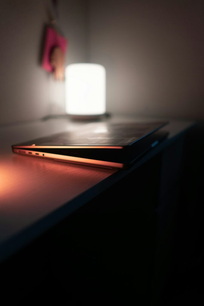 木製デスクに置かれたノートPC