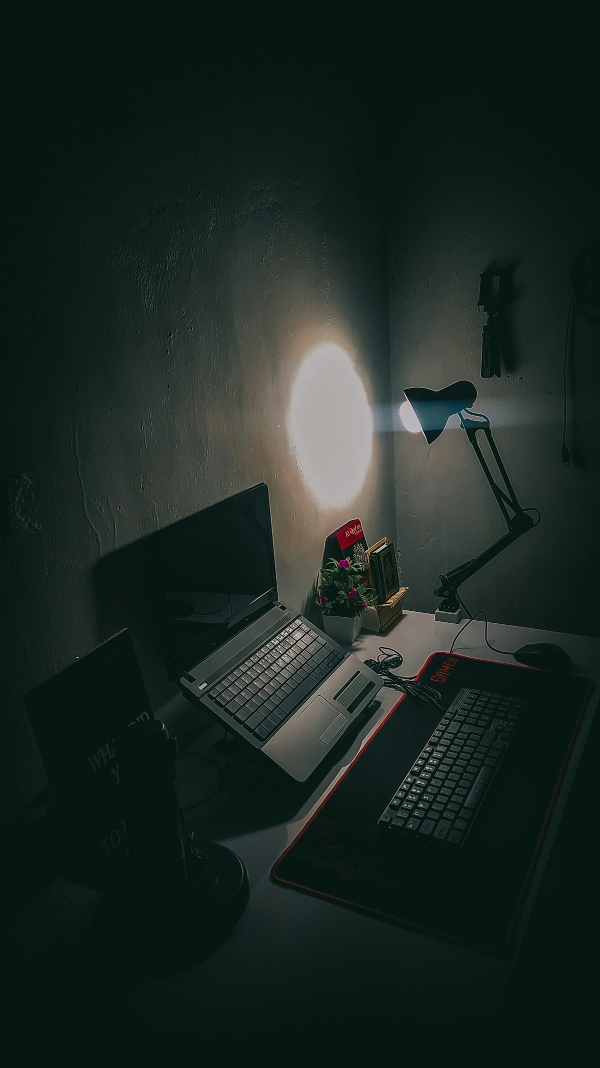 デスクに置かれたノートPC