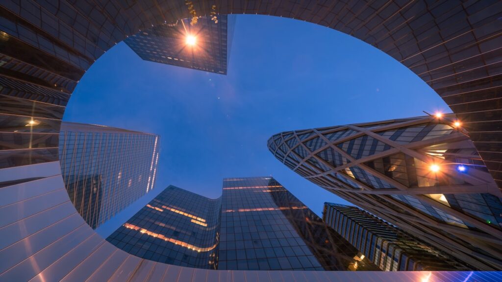 夜空を背景に見上げるオフィスビル群