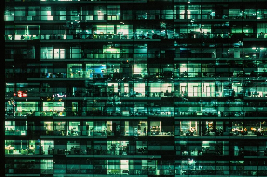 夜のオフィスビルと窓明かり