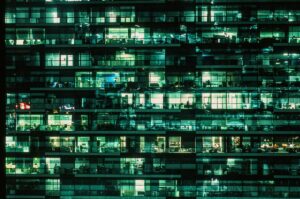 夜のオフィスビルと窓明かり