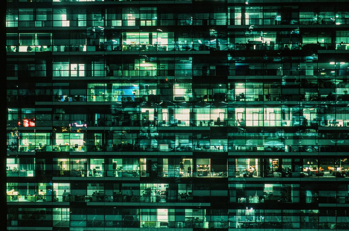 夜のオフィスビルと窓明かり