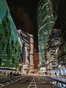 夜の都市の通りとビル群