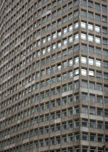 窓が連なる高層ビルの外観