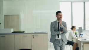 オフィスで転職を考え込む男性のイメージ