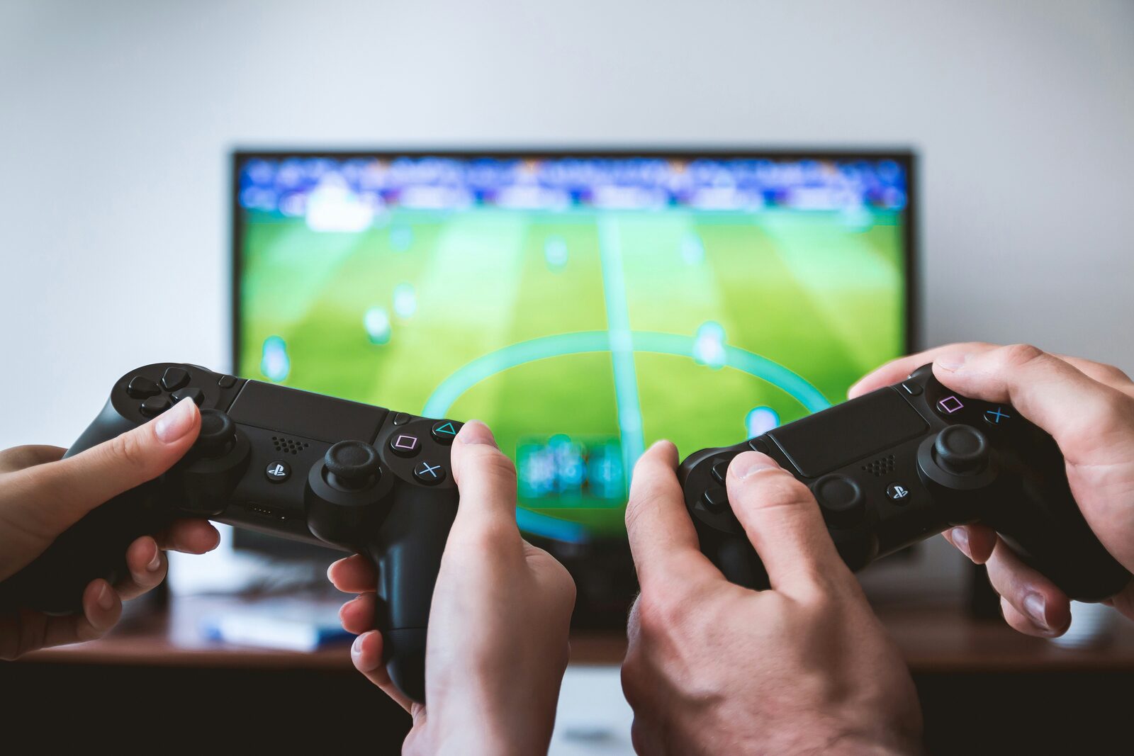ゲームコントローラーを持つ2人の手