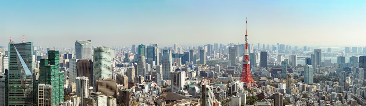 M&A転職を検討する人をイメージした東京のオフィス街・東京タワーの景観